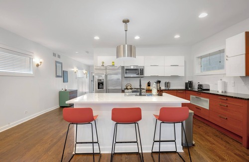 Pulaski Park Casa | LUX 3-Level Chicago Home +garage & patio