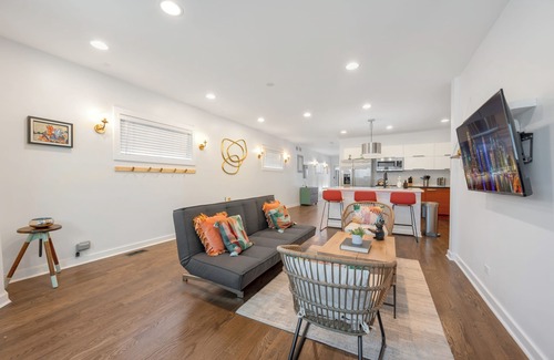 Pulaski Park Casa | LUX 3-Level Chicago Home +garage & patio