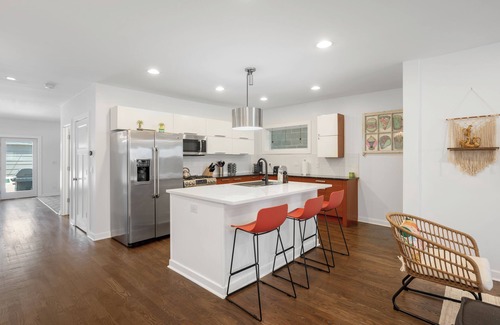 Pulaski Park Casa | LUX 3-Level Chicago Home +garage & patio