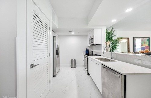 Highland Garden Apartamento | Lux 3BR City-View Retreat in Hollywood, 4th Floor