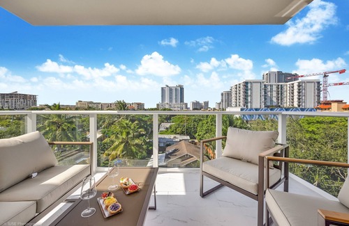 Highland Garden Apartamento | Lux 3BR City-View Retreat in Hollywood, 4th Floor