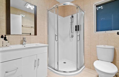 Flat Bush Casa | Lux 4 Bedroom in Auckland with Spa and Light Breakfast