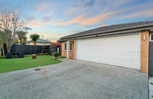 Flat Bush Casa | Lux 4 Bedroom in Auckland with Spa and Light Breakfast