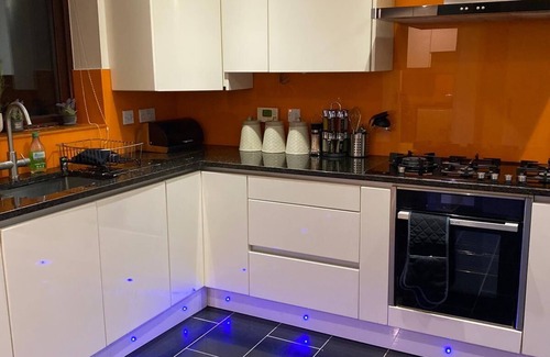 Milton Keynes Casa | Lux 5 bedroom Ulverston House with free parking