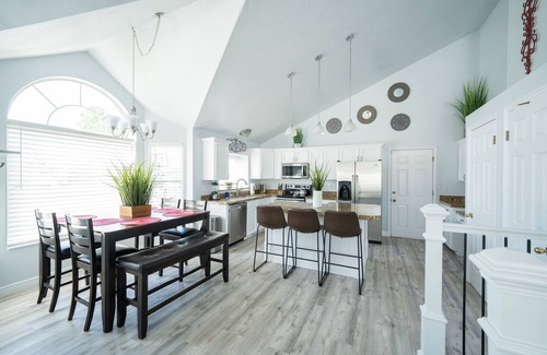 West Jordan Casa | Lux 5bd King w/Theater+Office