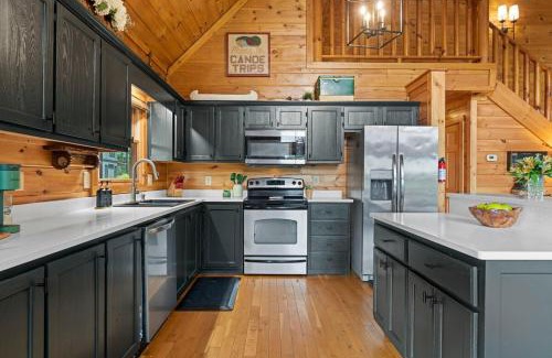Blue Ridge Casa | Lux 5Br w hot-tub game room & mountain views