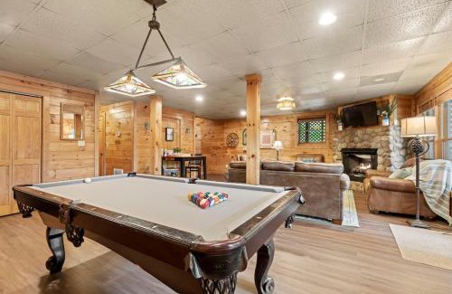 Blue Ridge Casa | Lux 5Br w hot-tub game room & mountain views