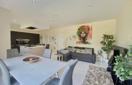 Peterborough Casa | Lux 6 Bed Peterborough Serviced Accommodation | Solari Living