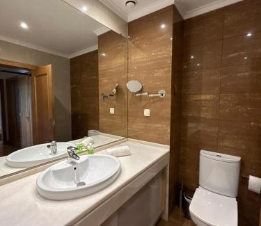 Cascais Apartamento | Lux Apt in Priv Condo with Pool, near Beach, Parking & Easy Access to Lisbon
