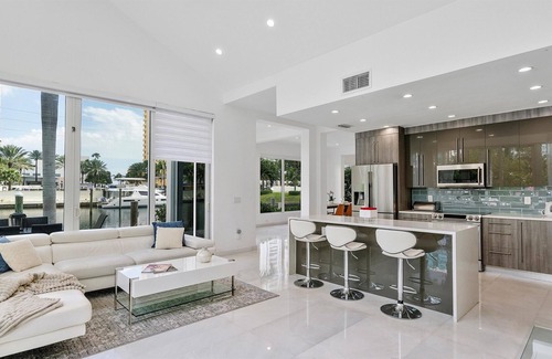 Eastern Shores Villa | Lux Bayfront Villa | By The Beach | Prime Location