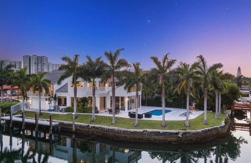 Eastern Shores Villa | Lux Bayfront Villa | By The Beach | Prime Location