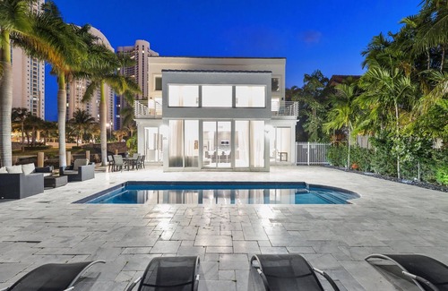 Eastern Shores Villa | Lux Bayfront Villa | By The Beach | Prime Location
