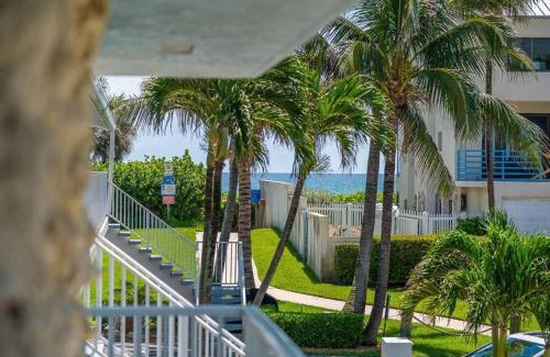 Juno Beach Apartamento | Lux Beachside 2nd Floor Condo 3 Steps to the Beach!