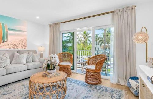 Juno Beach Apartamento | Lux Beachside 2nd Floor Condo 3 Steps to the Beach!