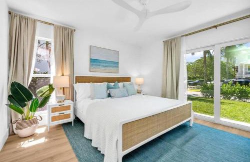 Juno Beach Apartamento | Lux Beachside 2nd Floor Condo 3 Steps to the Beach!
