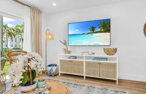 Juno Beach Apartamento | Lux Beachside 2nd Floor Condo 3 Steps to the Beach!