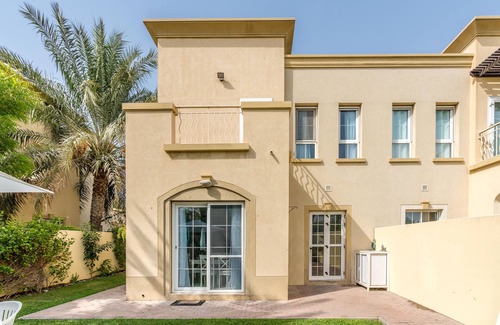 Emirates Hills Villa | Lux BnB Springs Villa Private Garden
