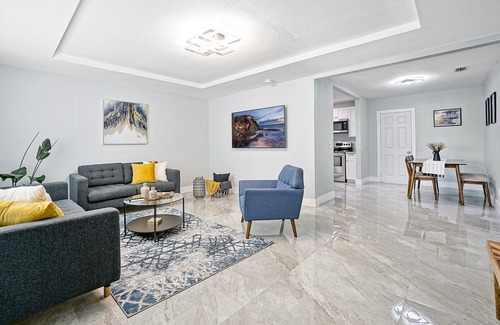 Liberty City Casa | Lux, Comfy & Fun ~ Location ~ Backyard ~ Games!