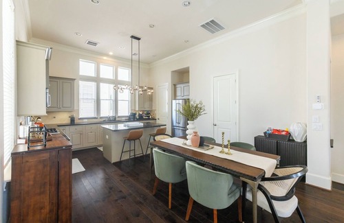 Central Southwest Casa | Lux cozy 3b/3.5b Safe Haven Near NRG & Med Center
