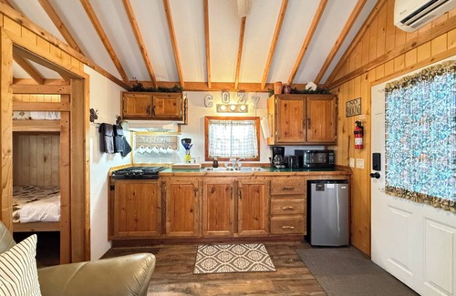 Island Park Cabina | ACOGEDOR CABINA TV W / DVD PLAYER MINI FRIDGE GAS GRILL BALONCESTO Y VOLEIBOL COURTS