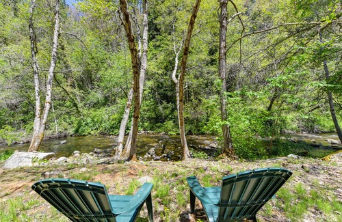 Nevada City Cabina | Lux, creekfront 8-acre retreat with hot tub