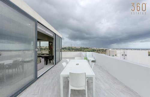 San Gwann Apartamento | LUX Duplex Penthouse w/Expansive Rooftop Terrace by 360 Estates