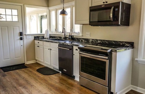Butte Casa | Lux family retreat, hot tub, specular views. Spacious home on the golf course.