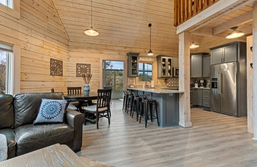Smithville Cabina | Lux Getaway by Center Hill Lake - Hot Tub - 3BD/3BA + Bunk Room