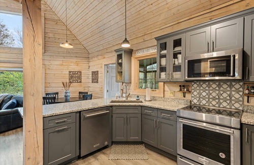 Smithville Cabina | Lux Getaway by Center Hill Lake - Hot Tub - 3BD/3BA + Bunk Room