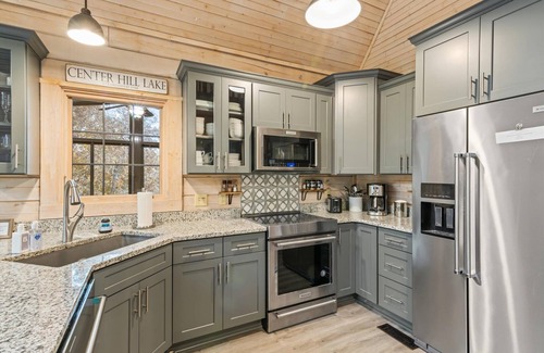 Smithville Cabina | Lux Getaway by Center Hill Lake - Hot Tub - 3BD/3BA + Bunk Room