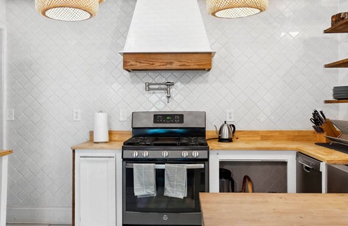 Sandy Springs Casa | Lux Home - Great For Families & Groups - Hot Tub & Sauna - Outdoor Space