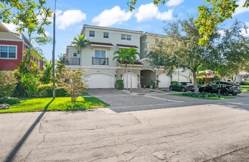 Coral Ridge Casa | Lux Home with Rooftop & Elevator 2mi to Beach