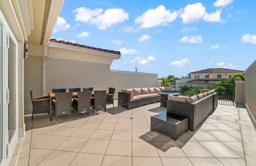 Coral Ridge Casa | Lux Home with Rooftop & Elevator 2mi to Beach
