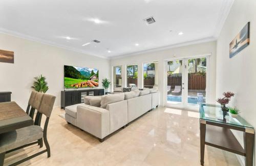 Coral Ridge Casa | Lux Home with Rooftop & Elevator 2mi to Beach
