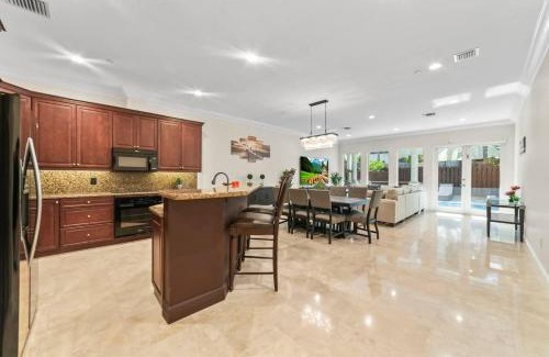 Coral Ridge Casa | Lux Home with Rooftop & Elevator 2mi to Beach