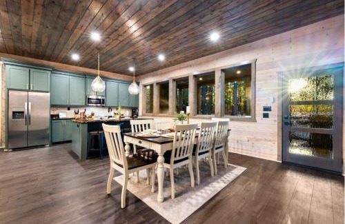 Pickens Casa | LUX,Hot Tub,ATV,Hiking,Pickleball,Firepit,Arcade