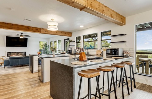 Leander Casa | Lux, Hot tub, Infinity Pool, Putting Green