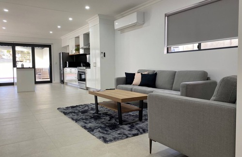 Broken Hill Casa | Lux Modern 4 Bedroom home n3 minuts to all Sopping centres