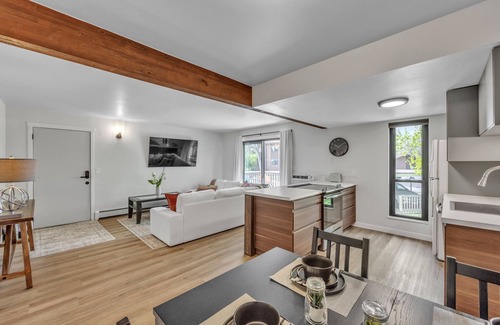 East Boulder Condominio | LUX Modern Condo - POOL - Free Parking - CLEAN