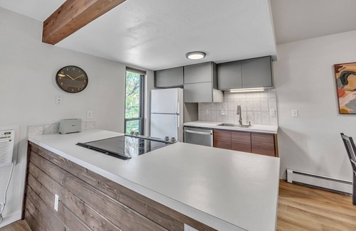 East Boulder Condominio | LUX Modern Condo - POOL - Free Parking - CLEAN