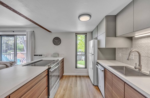East Boulder Condominio | LUX Modern Condo - POOL - Free Parking - CLEAN