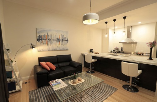 Strathalbyn Cabaña | Lux Modern Minimalist Getaway, King, Open Fire, River Access/Views in Township.
