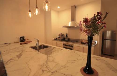 Strathalbyn Cabaña | Lux Modern Minimalist Getaway, King, Open Fire, River Access/Views in Township.