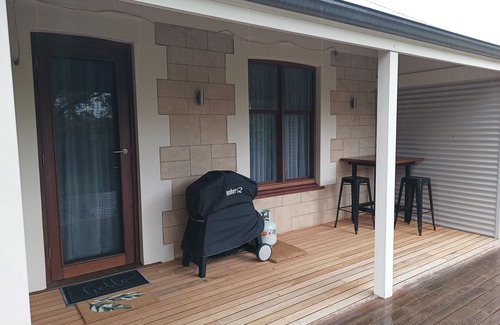 Strathalbyn Cabaña | Lux Modern Minimalist Getaway, King, Open Fire, River Access/Views in Township.