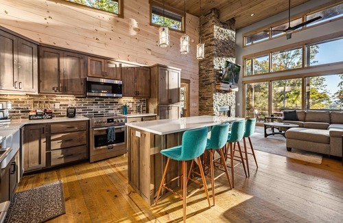Morganton Chalet De Esquí | Lux Mountain Chalet - Hot Tub, Fire Pit, Game Room, Pool Table, Wi-Fi & more!