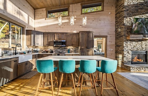 Morganton Chalet De Esquí | Lux Mountain Chalet - Hot Tub, Fire Pit, Game Room, Pool Table, Wi-Fi & more!