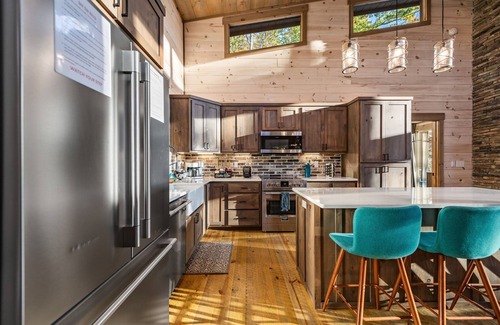 Morganton Chalet De Esquí | Lux Mountain Chalet - Hot Tub, Fire Pit, Game Room, Pool Table, Wi-Fi & more!