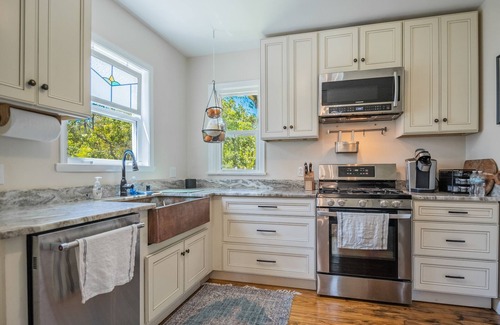 Southbank Casa | Lux Oasis: Heated Pool, Spa/Hot Tub, and Grill Retreat