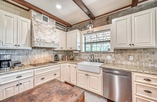Fredericksburg Cabina | 315 Deer Road Main House · Lux Ranch w/Hottub|AlamoSprings