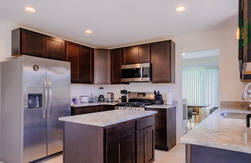 Sterling Heights Casa | 🎗️Lux Retreat- Hot Tub - Movie Nights- King Bed